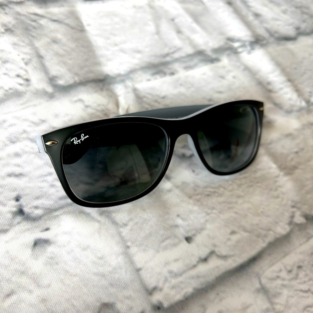 Ray Ban new Wayfarer Sunglasses black with gray